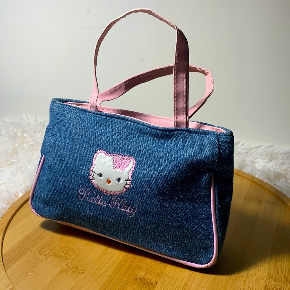 Hello Kitty small purse (4 1/2” x 7 1/2” 2”)